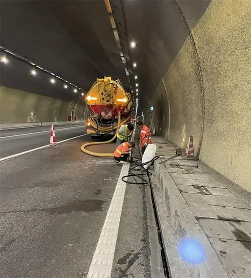 怀宁隧道排水渠清淤